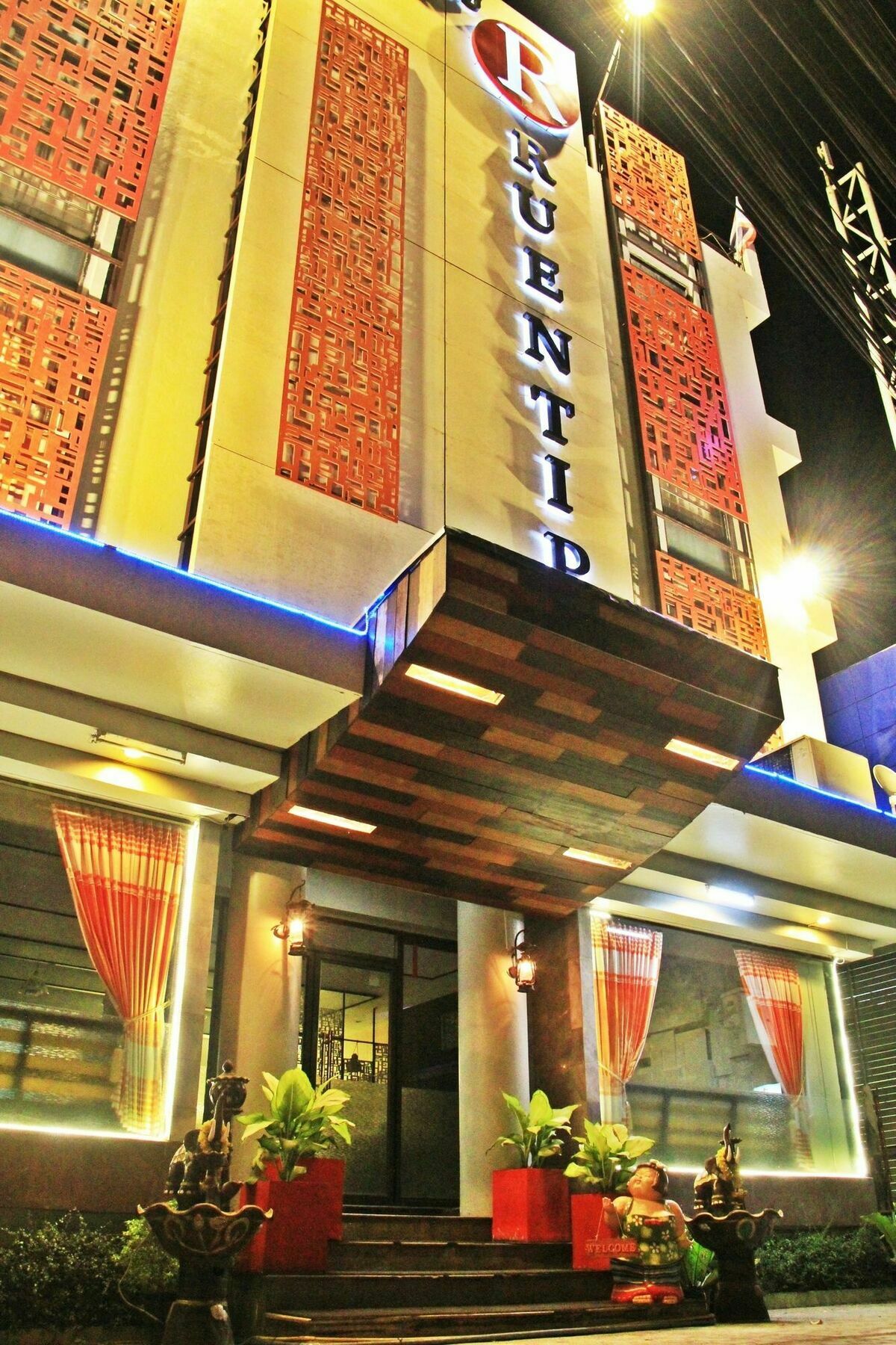 โรงแรมเรือนทิพย์ เชียงราย Ruean Tip Hotel Ngoại thất bức ảnh